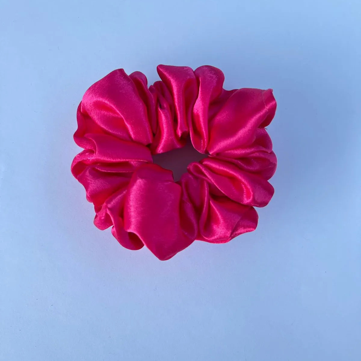 Scrunchie clásico de satén fucsia hecho a mano – Mika Mitchel Boutique