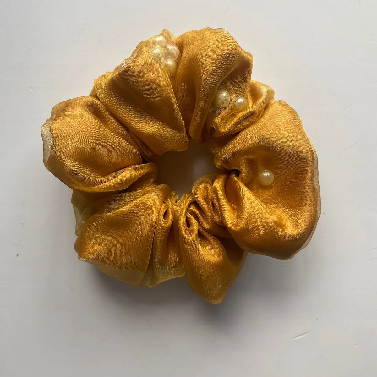 Scrunchie Organza Dorada con Perlas ✨