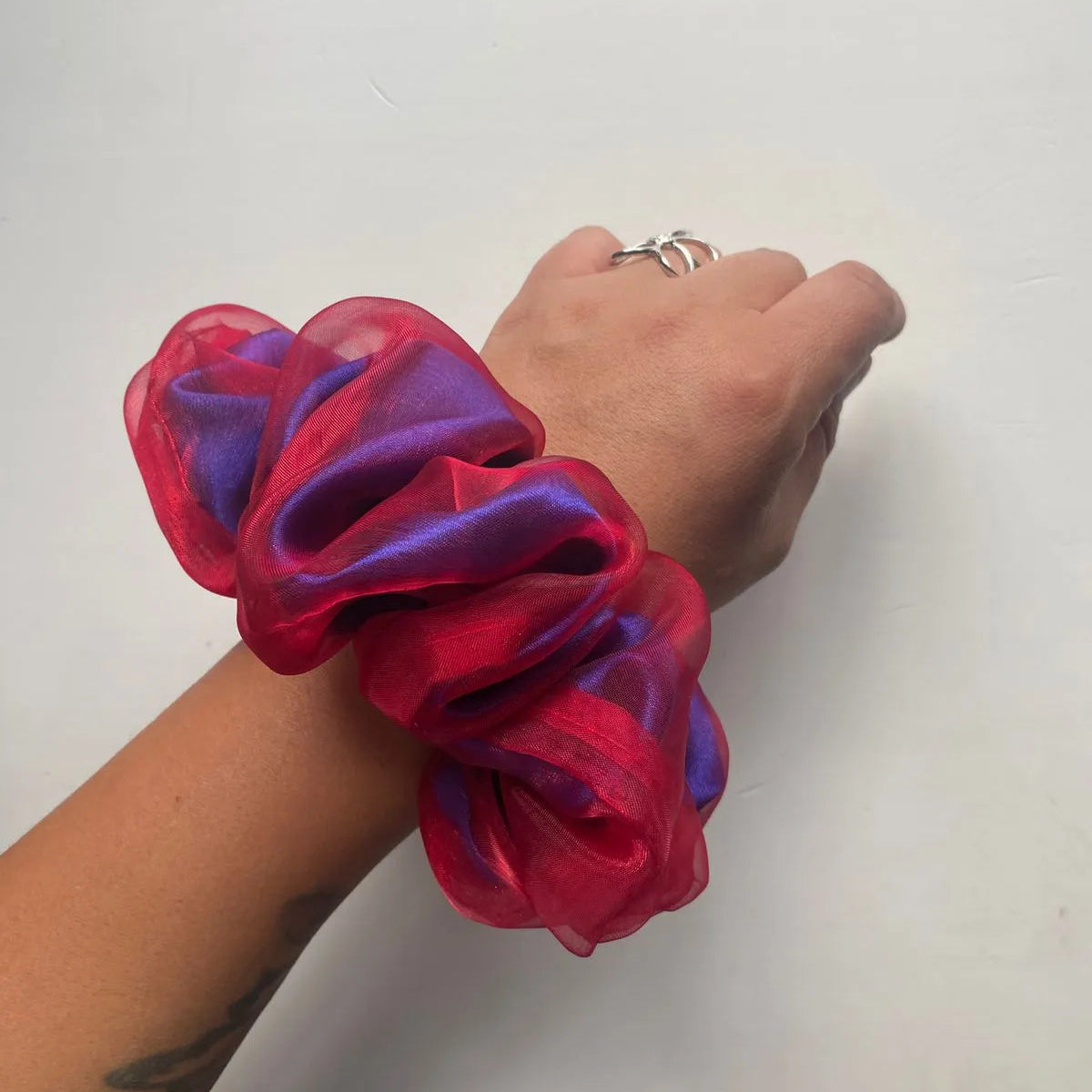 Scrunchie  Organza Bicolor Rojo y Azul ✨
