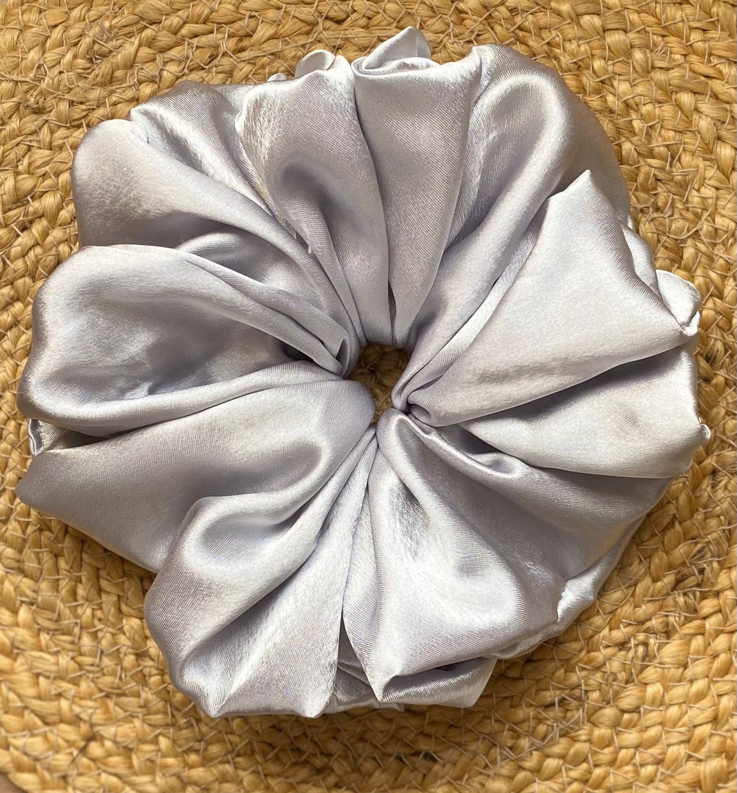 Scrunchie XL color plateado