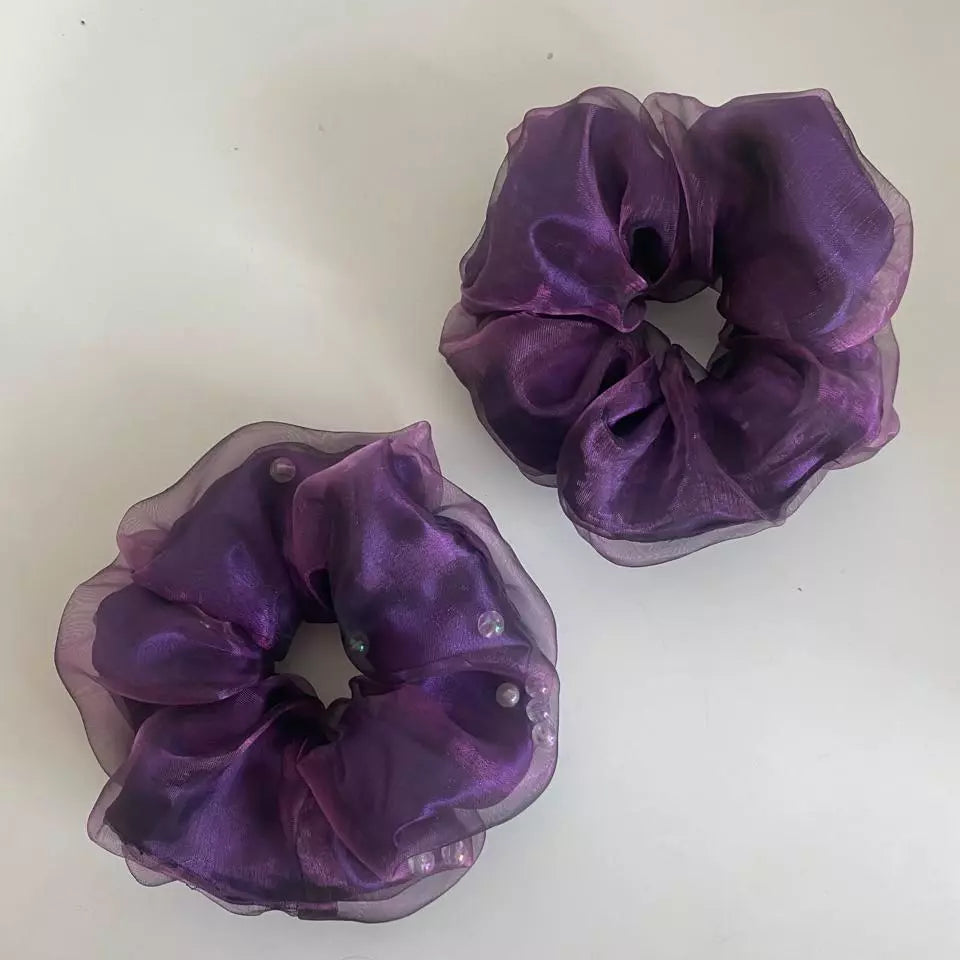 Scrunchie Morada con Perlas ✨