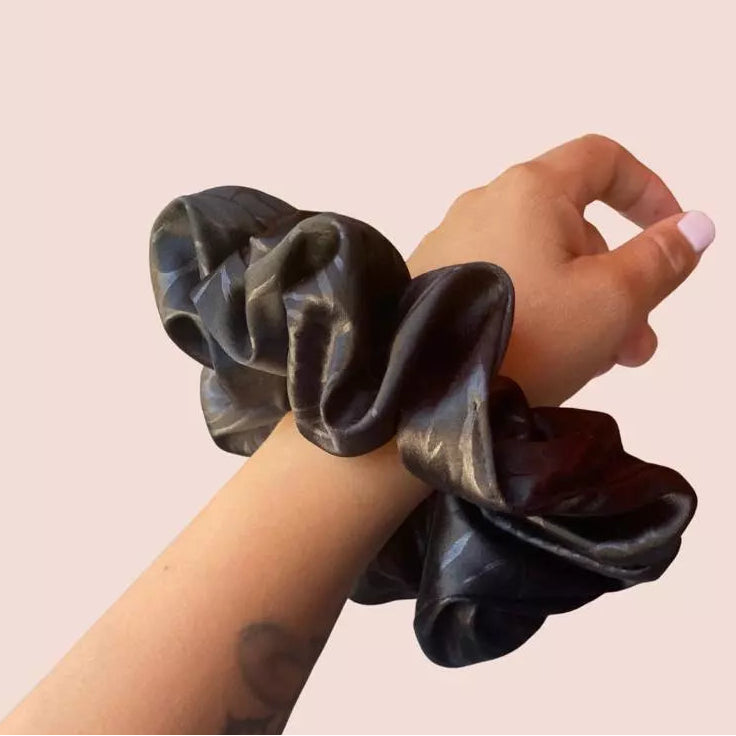 Scrunchie Maxi XL en santin negro con diseño